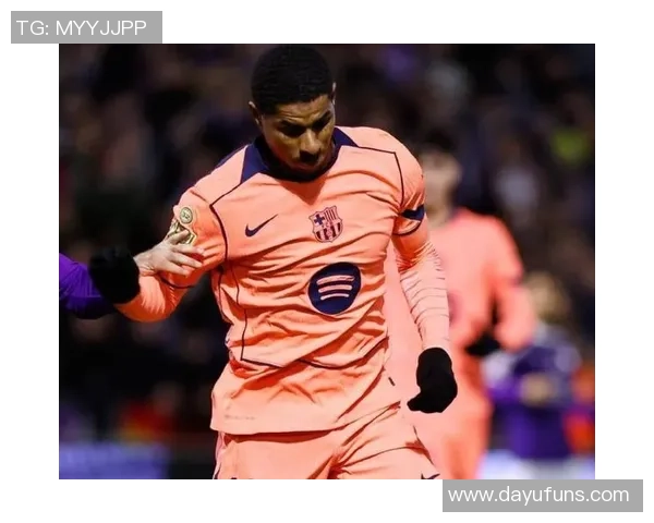 巴萨9000万巨星救主：单刀打空门 亲吻队徽！4万人拍手问候